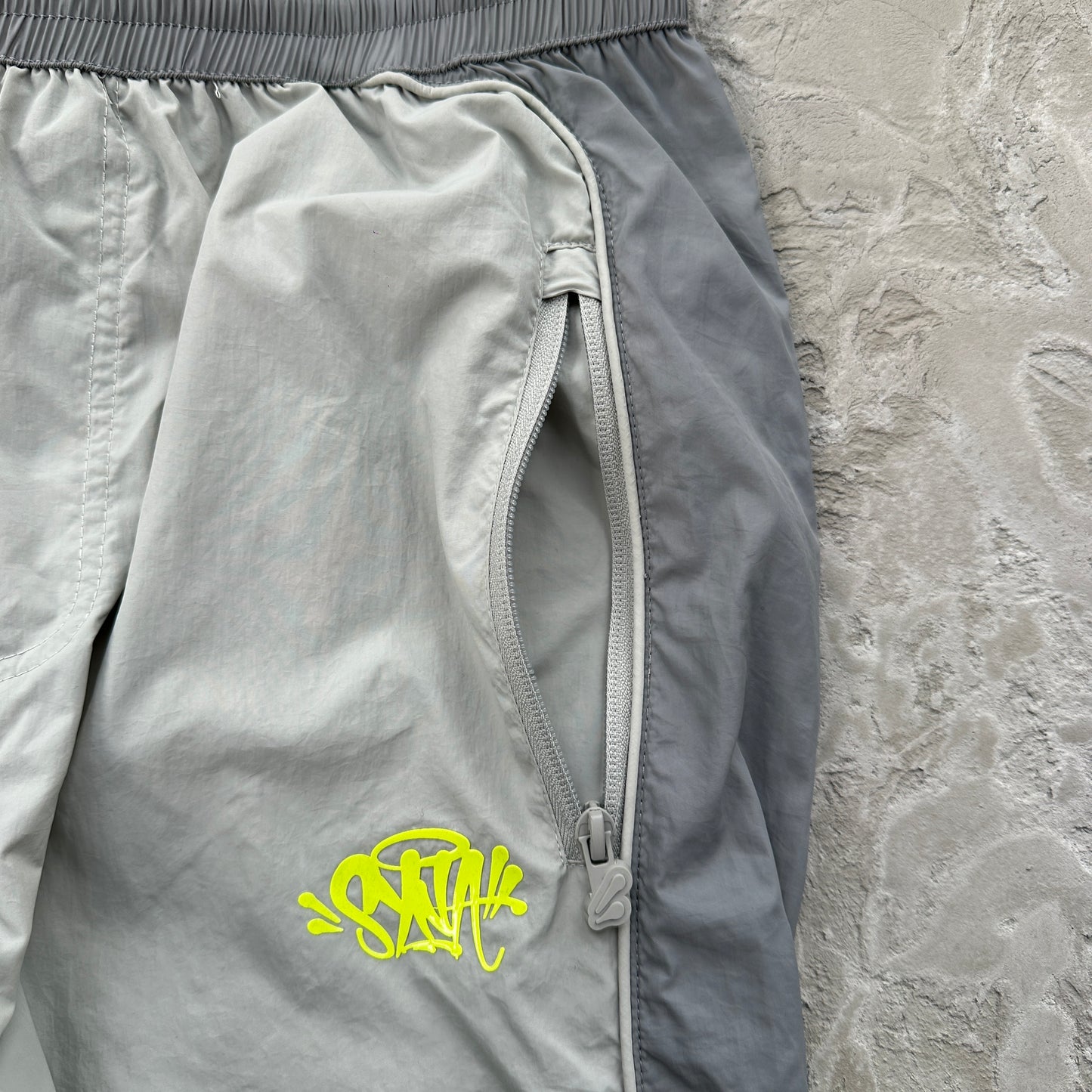 Conjunto Corta Vento SYNA World Cinza e Verde
