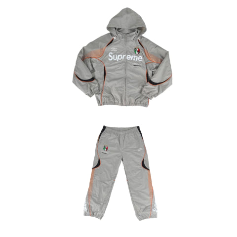 Conjunto Supreme X Umbro Cinza "Itália"